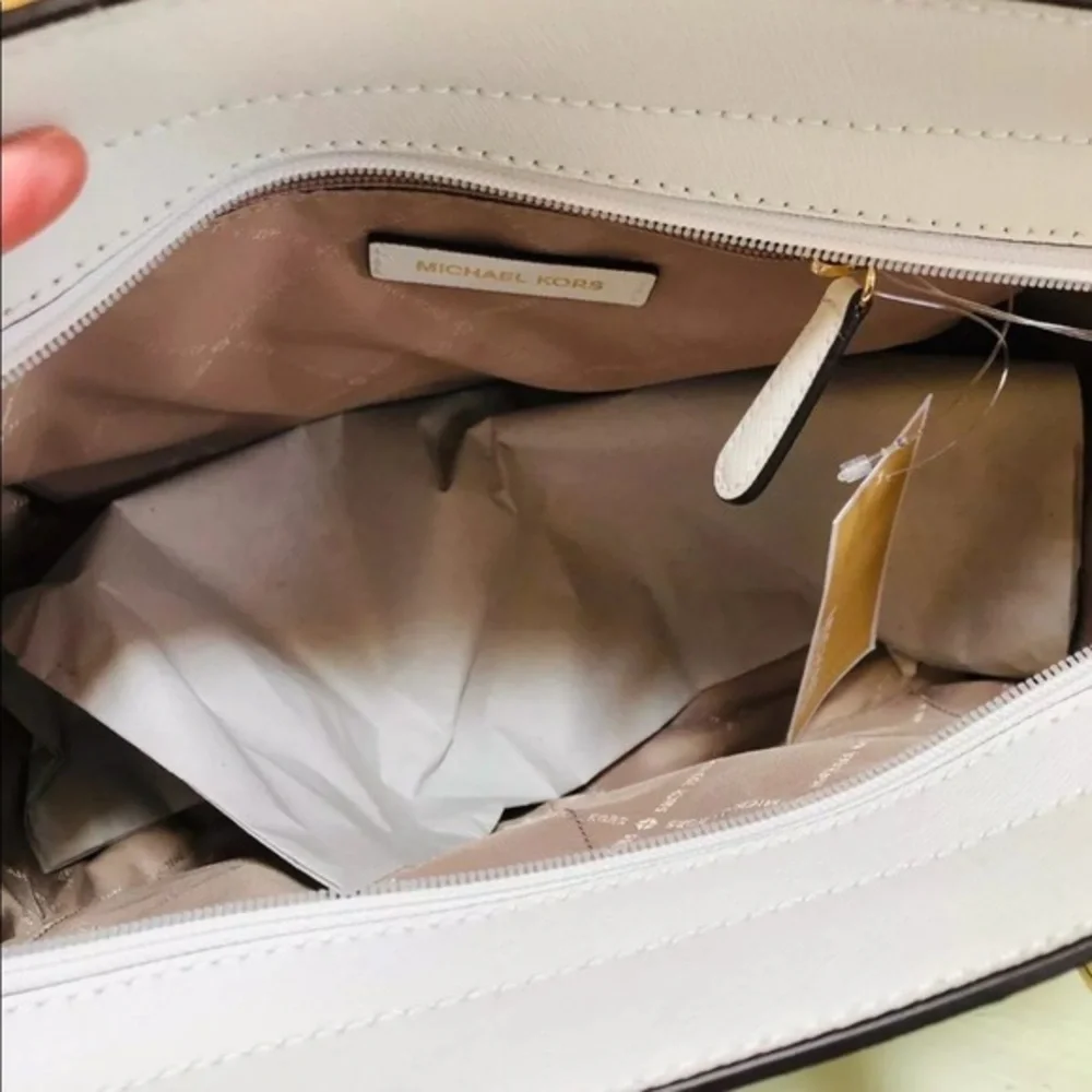 Michael kors Selma satchel bag+ keychain set